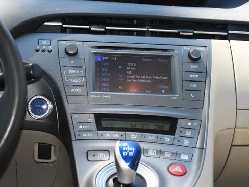 Used 2015 Toyota Prius Three w/ Solar Roof Package image 16