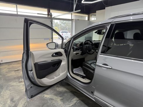 Used 2018 Chrysler Pacifica Touring-L w/ Advanced Safetytec Group FWD image 8