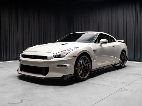 Used 2024 Nissan GT-R w/ Floor Mat Package AWD/4WD image 20