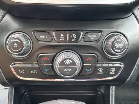 Used 2020 Jeep Cherokee Limited AWD/4WD image 16