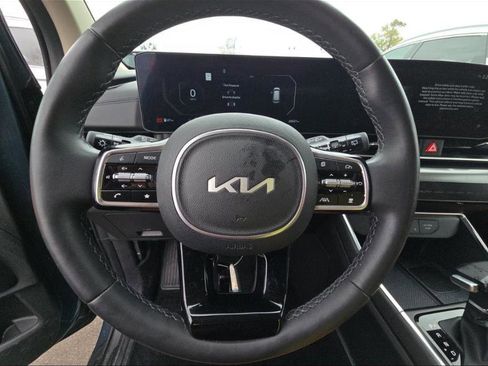 Used 2025 Kia Carnival SX Prestige image 4