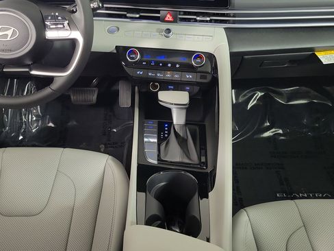 New 2025 Hyundai Elantra Limited image 10