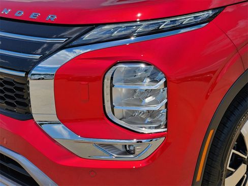 New 2025 Mitsubishi Outlander SE image 6