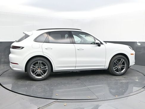 Certified 2025 Porsche Cayenne AWD/4WD image 8