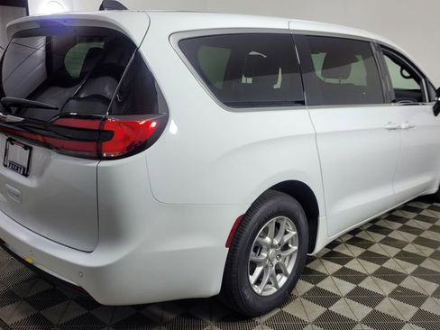 New 2026 Chrysler Pacifica Select image 7