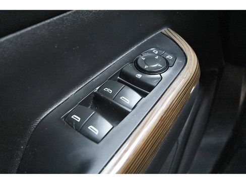 Used 2023 GMC Acadia SLE image 9