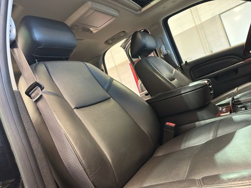 Used 2014 Cadillac Escalade Luxury AWD/4WD image 24