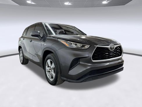 Used 2020 Toyota Highlander L FWD image 25