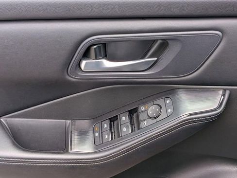 Used 2025 Nissan Rogue SV FWD image 21