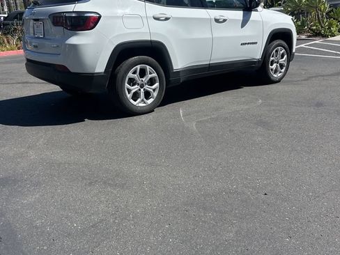 Used 2025 Jeep Compass Latitude w/ Sun & Sound Group AWD/4WD image 6