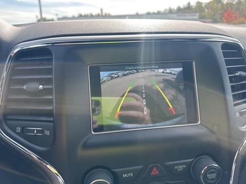 Used 2021 Jeep Grand Cherokee Laredo image 24