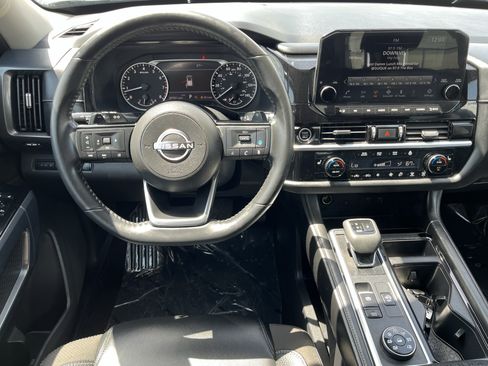 Used 2023 Nissan Pathfinder SL AWD/4WD image 18