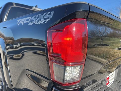 Used 2018 Toyota Tacoma TRD Sport image 24