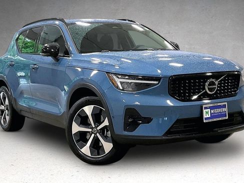 Certified 2024 Volvo XC40 B5 Plus AWD/4WD image 3