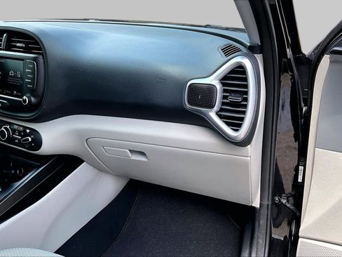 Used 2025 Kia Soul LX FWD image 19