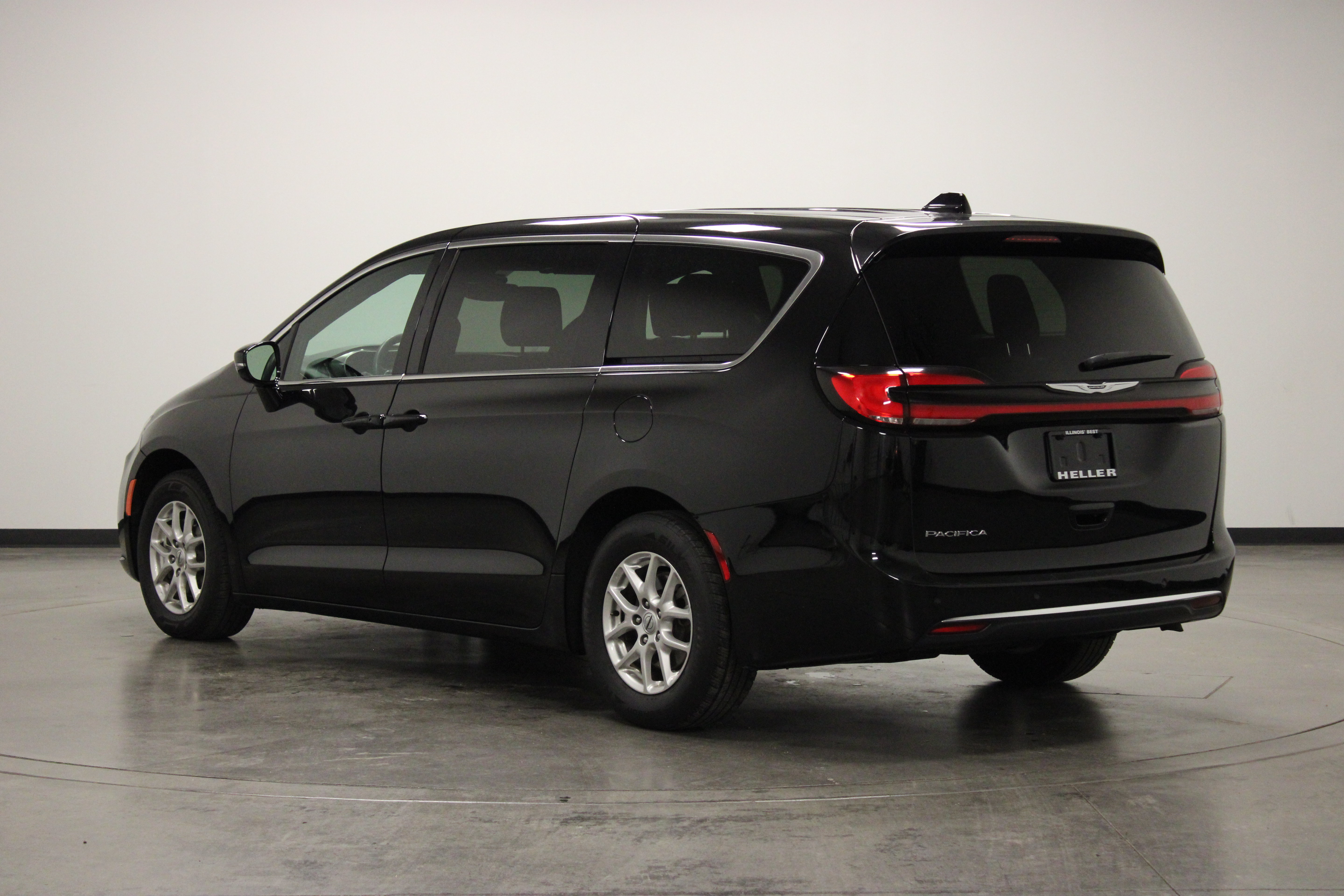 Used 2025 Chrysler Pacifica Select FWD image 6