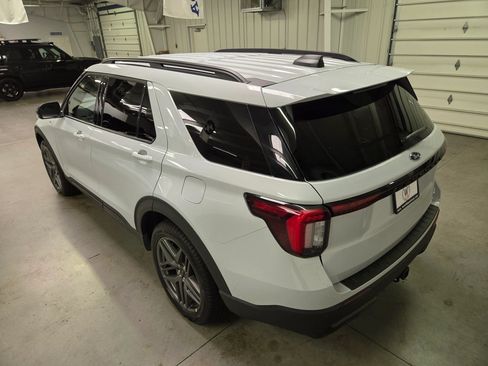 Used 2026 Ford Explorer ST-Line w/ ST-Line Street Pack AWD/4WD image 5