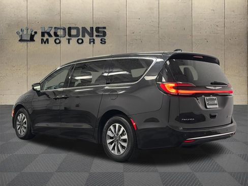 Used 2023 Chrysler Pacifica Touring-L FWD image 6