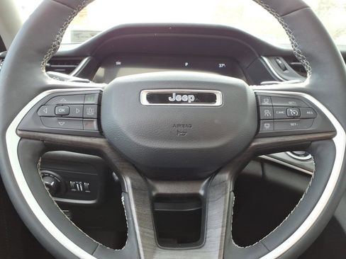 Used 2023 Jeep Grand Cherokee L Limited w/ Luxury Tech Group II image 18