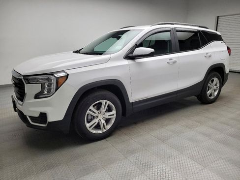 Used 2024 GMC Terrain SLE w/ Driver Convenience Package FWD image 2