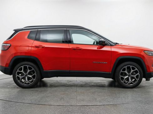 Used 2025 Jeep Compass Limited image 11