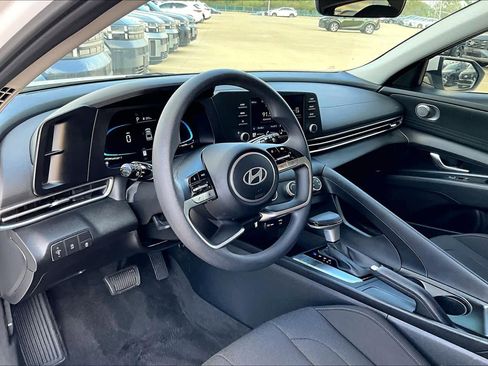 Certified 2025 Hyundai Elantra SE image 16