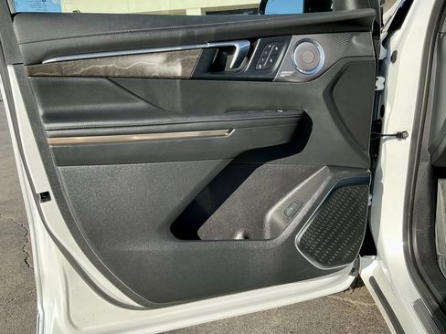 Used 2025 Buick Enclave Avenir w/ Super Cruise Package image 43