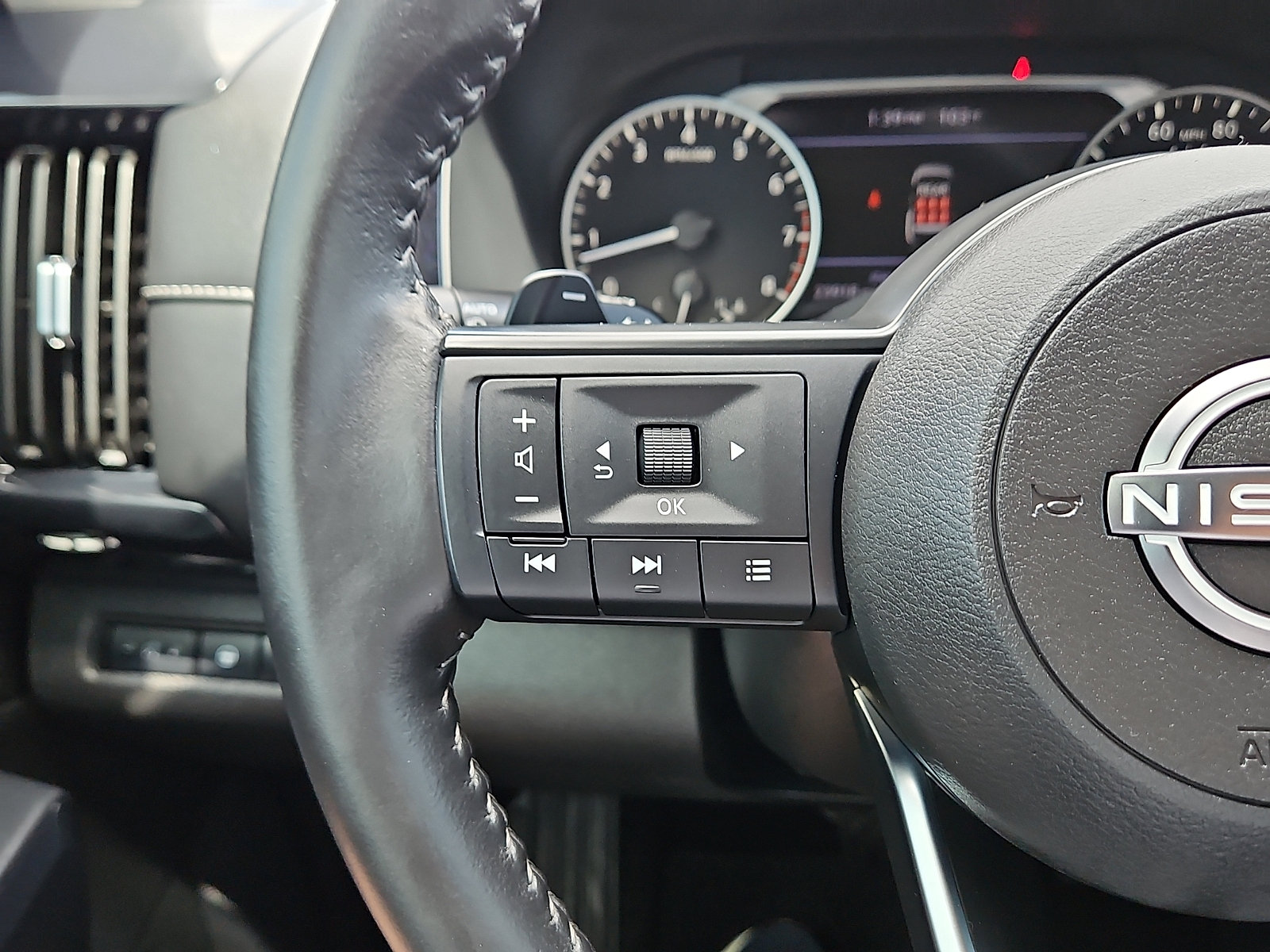 Used 2024 Nissan Pathfinder SV FWD image 17