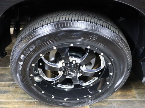 Used 2005 Cadillac Escalade ESV Platinum image 25