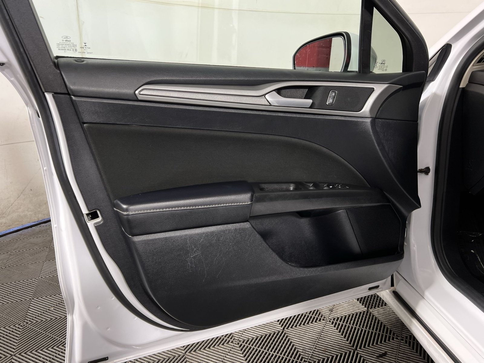 Used 2019 Ford Fusion SE FWD image 12