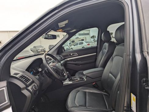 Used 2017 Ford Explorer XLT w/ Equipment Group 202A image 9