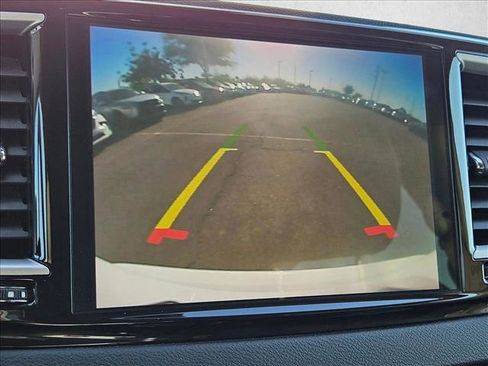 Used 2023 Chrysler Pacifica Touring-L FWD image 18