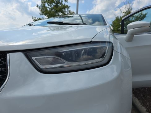 Used 2021 Chrysler Pacifica Touring-L FWD image 28