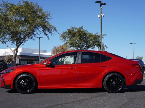 Used 2025 Toyota Camry SE image 2