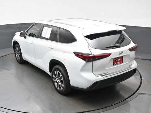 Used 2023 Toyota Highlander XLE AWD/4WD image 37