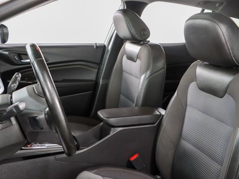 Used 2024 Chevrolet Trax LT w/ Sunroof Package FWD image 23