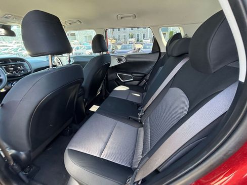 Used 2025 Kia Soul LX w/ LX Technology Package FWD image 23