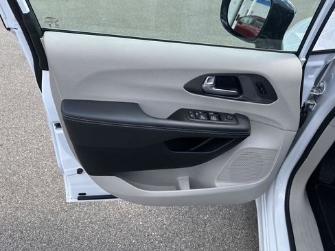 Used 2024 Chrysler Pacifica Touring-L FWD image 18