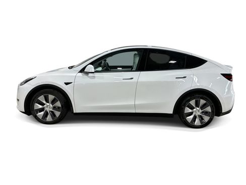 Certified 2022 Tesla Model Y Long Range AWD/4WD image 3
