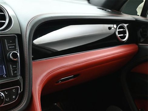 Used 2018 Bentley Bentayga image 53