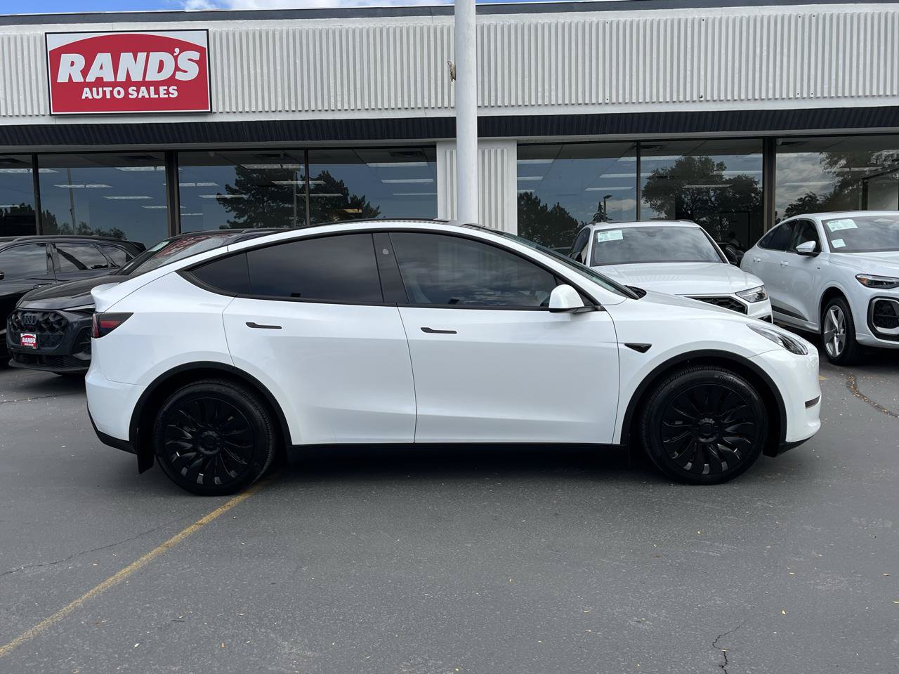 Used 2024 Tesla Model Y Long Range AWD/4WD image 2