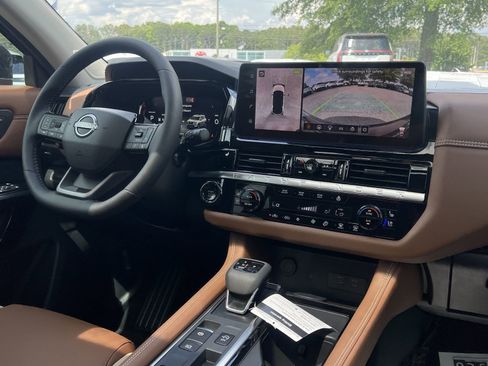 New 2026 Nissan Pathfinder Platinum FWD image 3