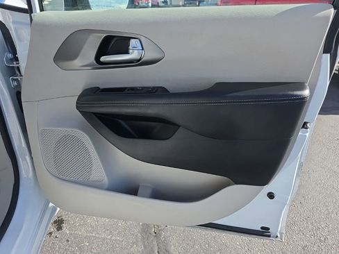 Used 2024 Chrysler Pacifica Touring-L image 28