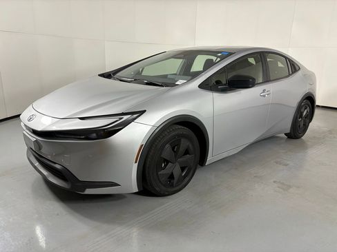 Used 2024 Toyota Prius LE image 5