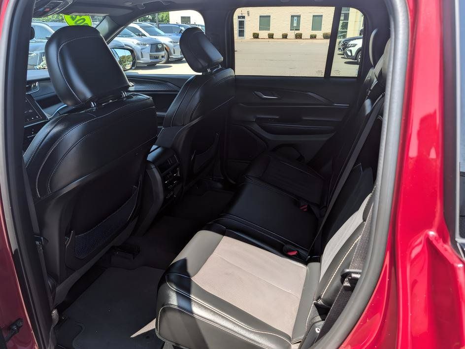 Used 2023 Jeep Grand Cherokee Altitude RWD image 9