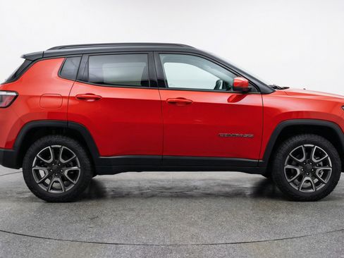 Used 2025 Jeep Compass Trailhawk image 11