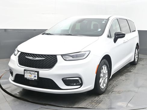 Used 2024 Chrysler Pacifica Touring-L FWD image 4