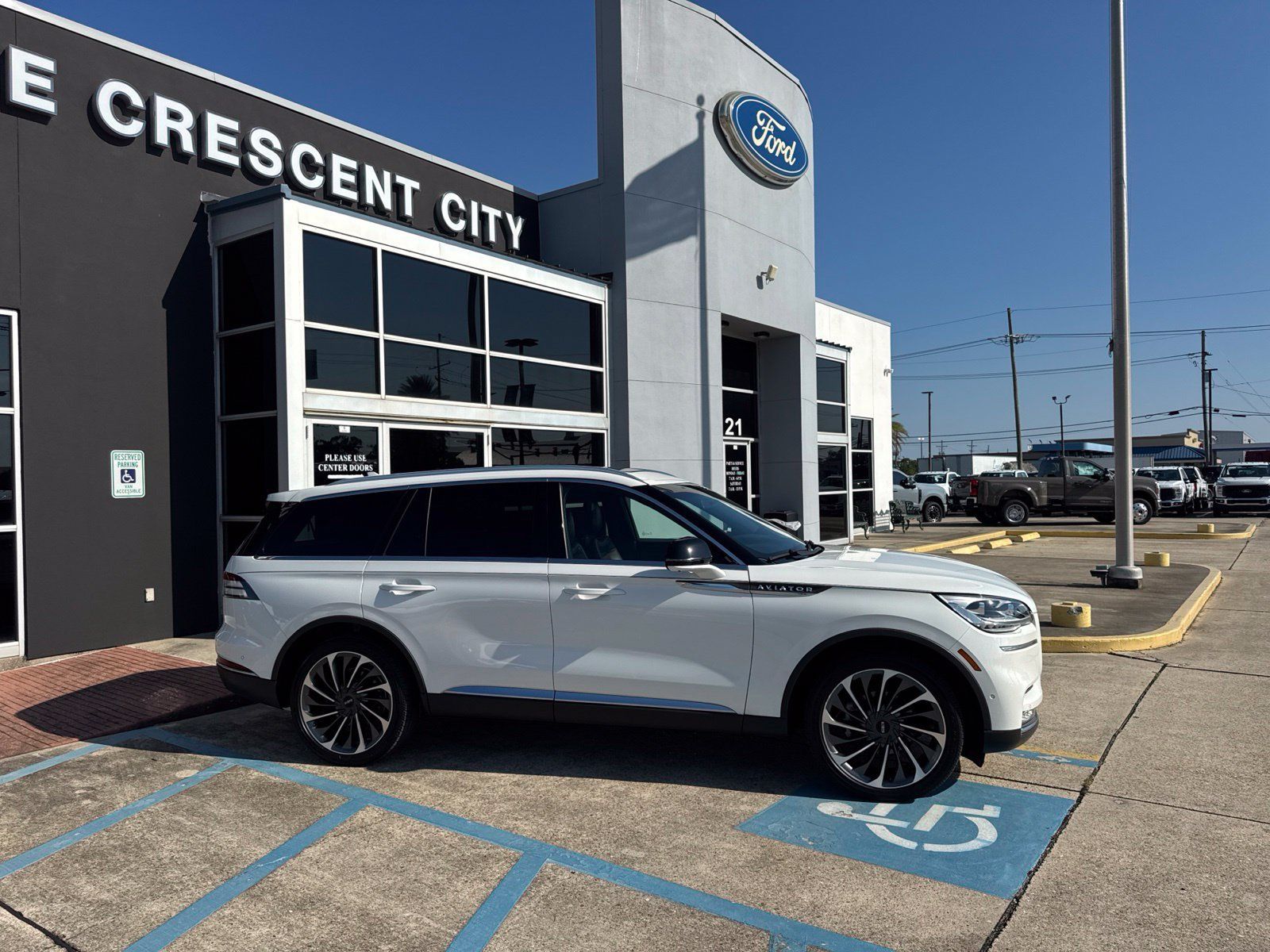 Used 2022 Lincoln Aviator Reserve w/ Equipment Group 201A AWD/4WD image 3