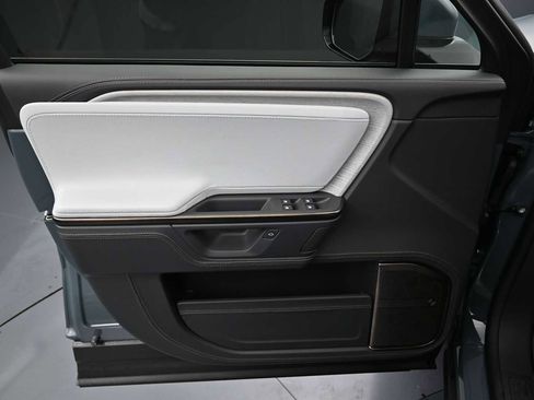 Used 2025 Rivian R1S Premium AWD/4WD image 13