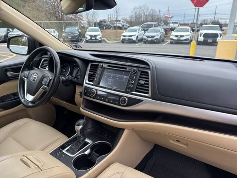 Used 2019 Toyota Highlander XLE image 17